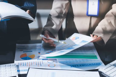 Görüşme odasında iş arkadaşıyla birlikte çalışan Asyalı iş kadını.