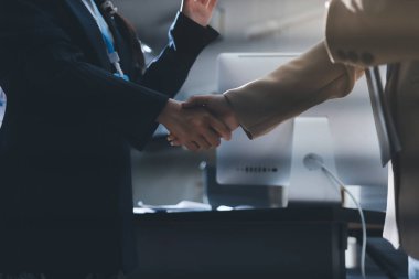 İş adamları ofiste el sıkışıyor. Kontratı imzaladıktan sonra iki iş ortağı el sıkışıyor..