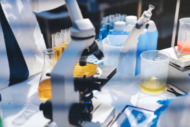 Klinik laboratuvarında çalışan araştırmacılar.