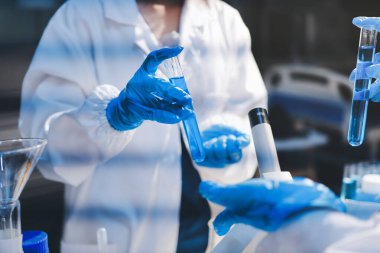 Klinik laboratuvarında çalışan araştırmacılar.