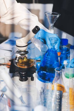 Klinik laboratuvarında çalışan araştırmacılar.