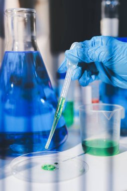 Klinik laboratuvarında çalışan araştırmacılar.