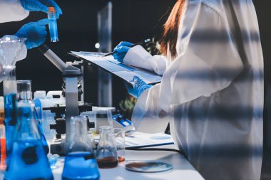 Klinik laboratuvarında çalışan araştırmacılar.