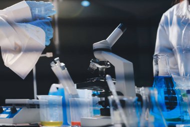 Klinik laboratuvarında çalışan araştırmacılar.