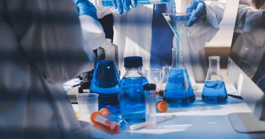 Klinik laboratuvarında çalışan araştırmacılar.