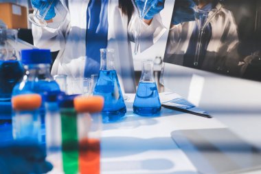 Klinik laboratuvarında çalışan araştırmacılar.