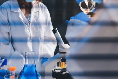 Klinik laboratuvarında çalışan araştırmacılar.