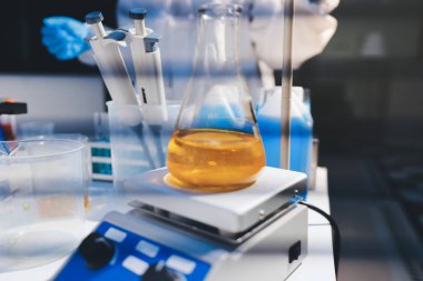 Klinik laboratuvarında çalışan araştırmacılar.