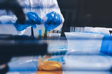 Klinik laboratuvarında çalışan araştırmacılar.