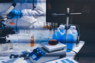 Klinik laboratuvarında çalışan araştırmacılar.