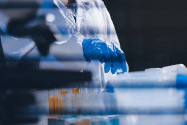 Klinik laboratuvarında çalışan araştırmacılar.