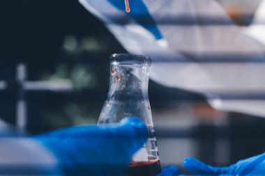 Klinik laboratuvarında çalışan araştırmacılar.