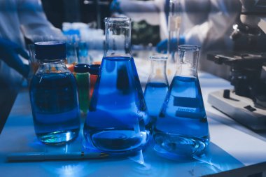 Klinik laboratuvarında çalışan araştırmacılar.