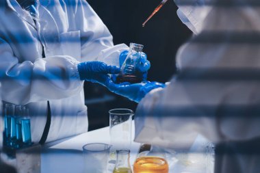 Klinik laboratuvarında çalışan araştırmacılar.