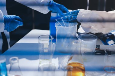 Klinik laboratuvarında çalışan araştırmacılar.