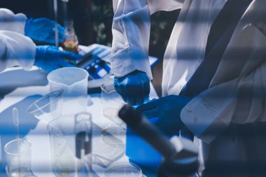 Klinik laboratuvarında çalışan araştırmacılar.