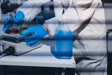 Klinik laboratuvarında çalışan araştırmacılar.