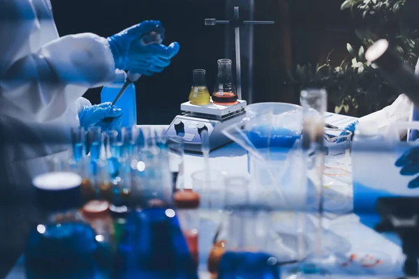 Klinik laboratuvarında çalışan araştırmacılar.