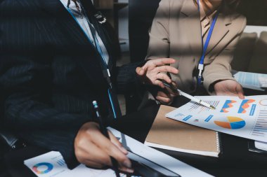 Görüşme odasında iş arkadaşıyla birlikte çalışan Asyalı iş kadını.