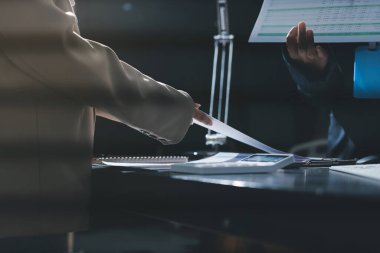 Görüşme odasında iş arkadaşıyla birlikte çalışan Asyalı iş kadını.