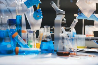 Klinik laboratuvarında çalışan araştırmacılar.