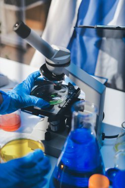 Klinik laboratuvarında çalışan araştırmacılar.