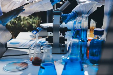 Klinik laboratuvarında çalışan araştırmacılar.