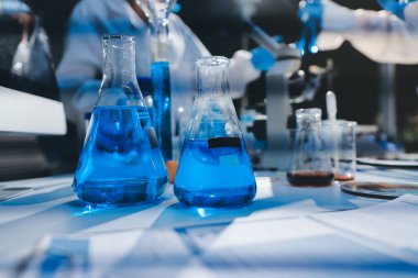 Klinik laboratuvarında çalışan araştırmacılar.