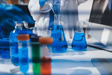 Klinik laboratuvarında çalışan araştırmacılar.