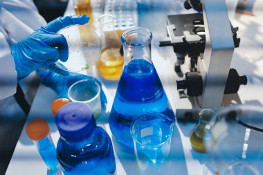 Klinik laboratuvarında çalışan araştırmacılar.