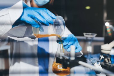 Klinik laboratuvarında çalışan araştırmacılar.