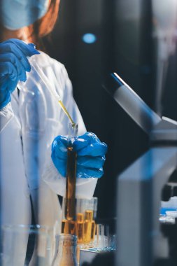 Klinik laboratuvarında çalışan araştırmacılar.