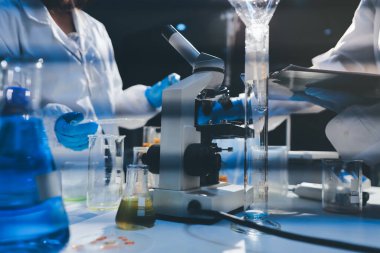 Klinik laboratuvarında çalışan araştırmacılar.