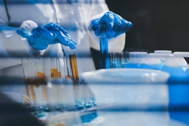 Klinik laboratuvarında çalışan araştırmacılar.