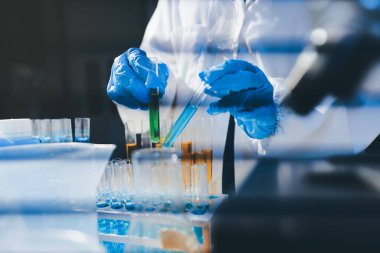 Klinik laboratuvarında çalışan araştırmacılar.