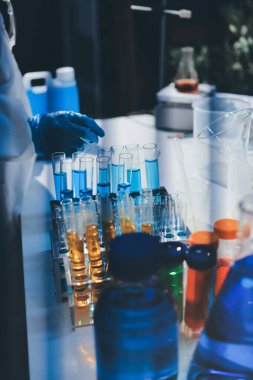 Klinik laboratuvarında çalışan araştırmacılar.