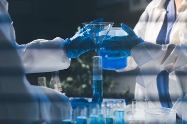 Klinik laboratuvarında çalışan araştırmacılar.