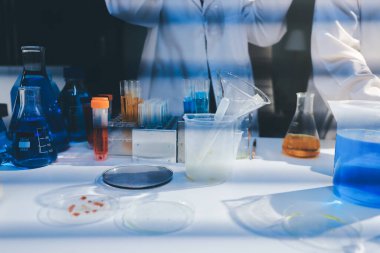 Klinik laboratuvarında çalışan araştırmacılar.