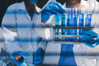 Klinik laboratuvarında çalışan araştırmacılar.