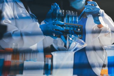 Klinik laboratuvarında çalışan araştırmacılar.