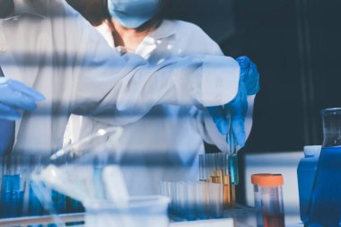 Klinik laboratuvarında çalışan araştırmacılar.