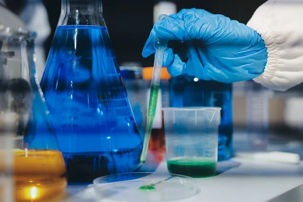 Klinik laboratuvarında çalışan araştırmacılar.