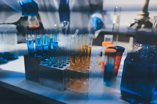 Klinik laboratuvarında çalışan araştırmacılar.