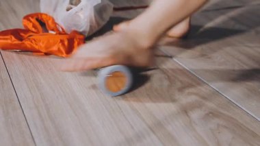 Siyah elbiseli, fırçalı bir kadın.