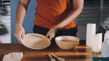 Mutfakta yemek pişiren kadın.