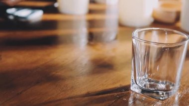 Bir restoranda bir bardak bira.