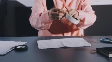 Ofisteki genç bayan.