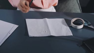 Ofiste yazan kadın.