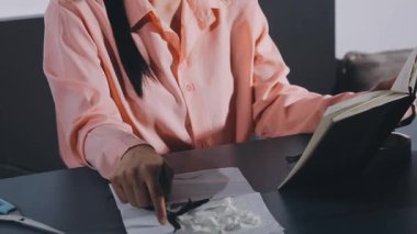 Güzellik salonundaki kadın.