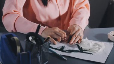 Evde çalışan kadın..